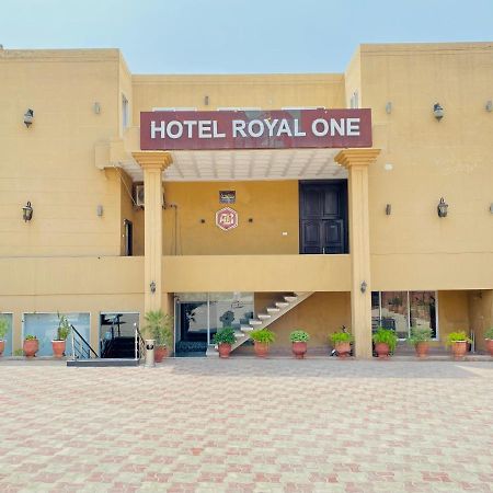 Hotel Royal One Multan Bagian luar foto