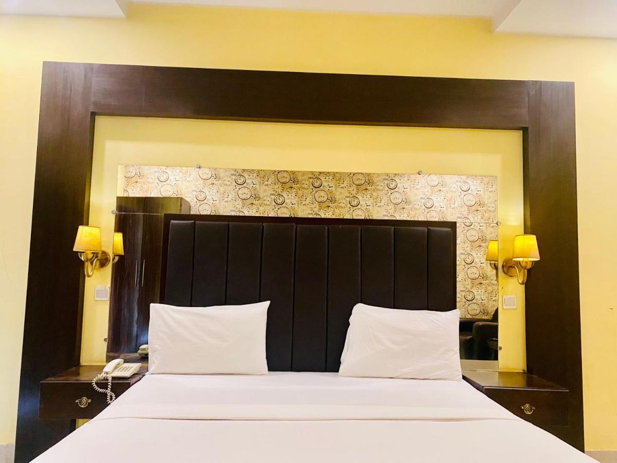 Hotel Royal One Multan Bagian luar foto