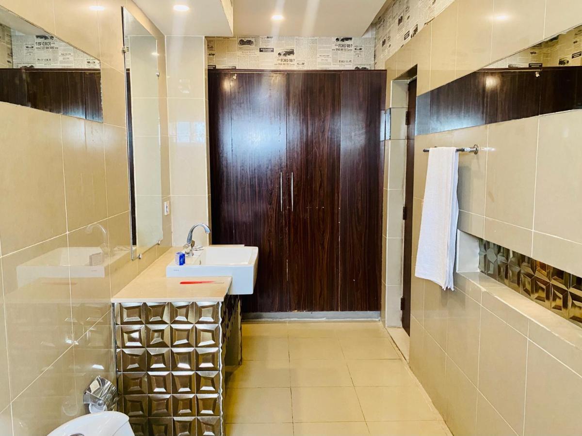 Hotel Royal One Multan Bagian luar foto