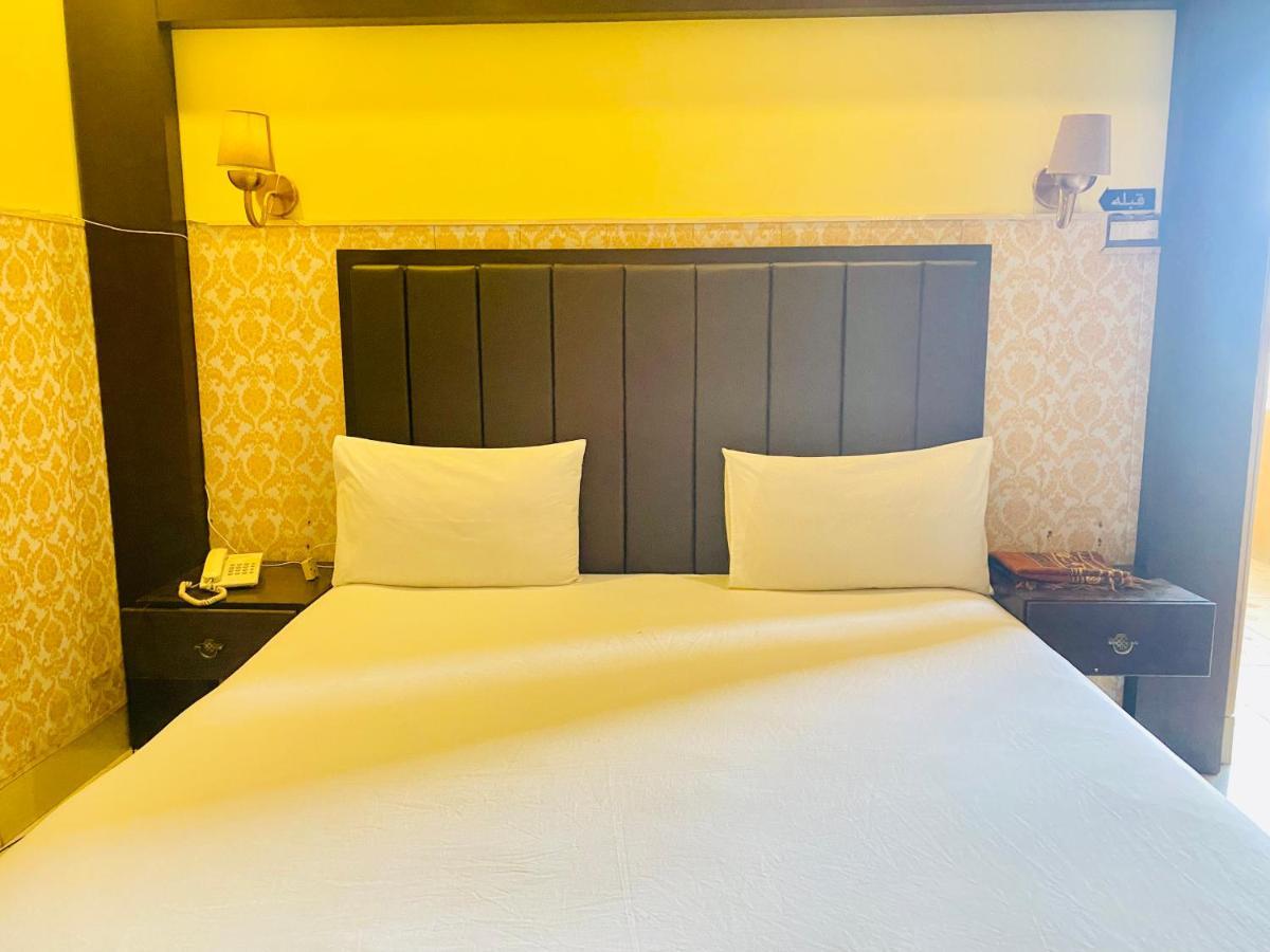 Hotel Royal One Multan Bagian luar foto