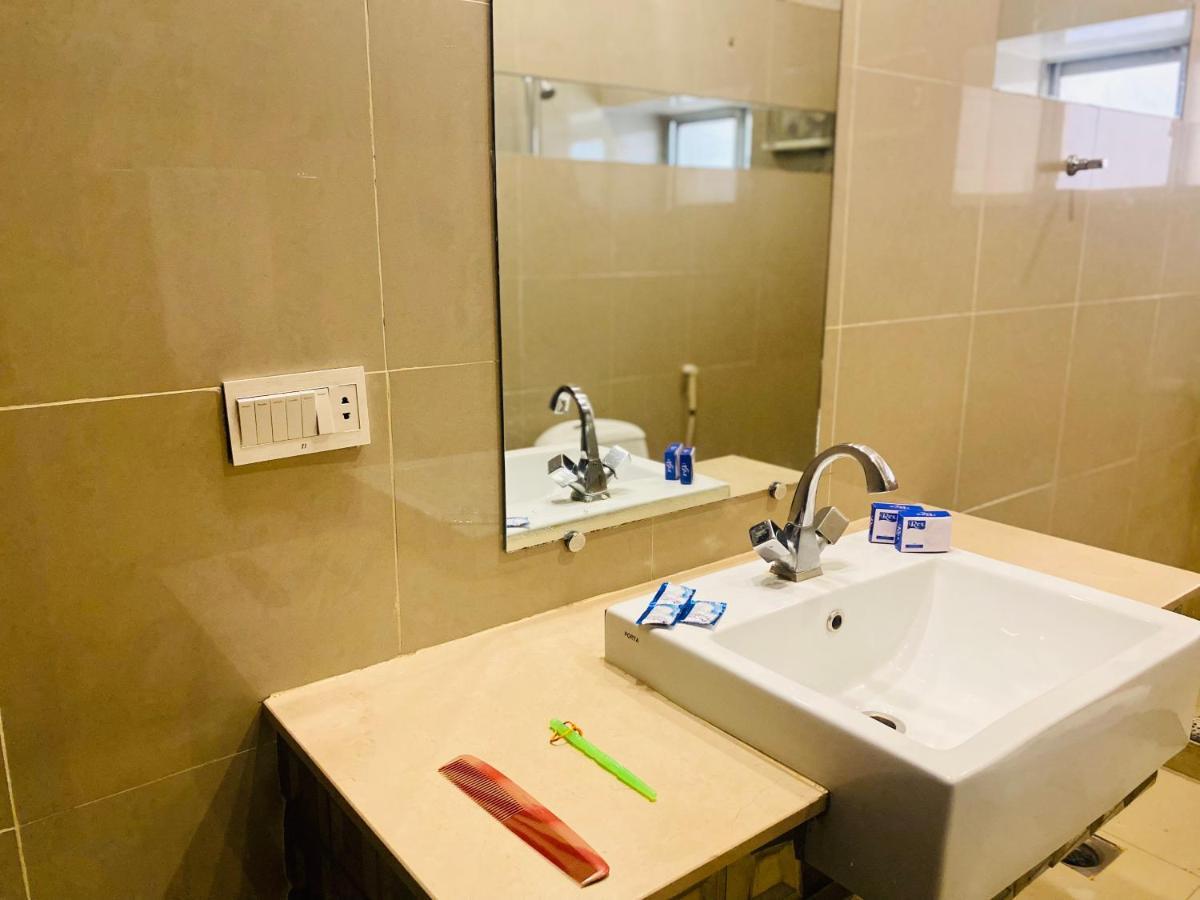 Hotel Royal One Multan Bagian luar foto