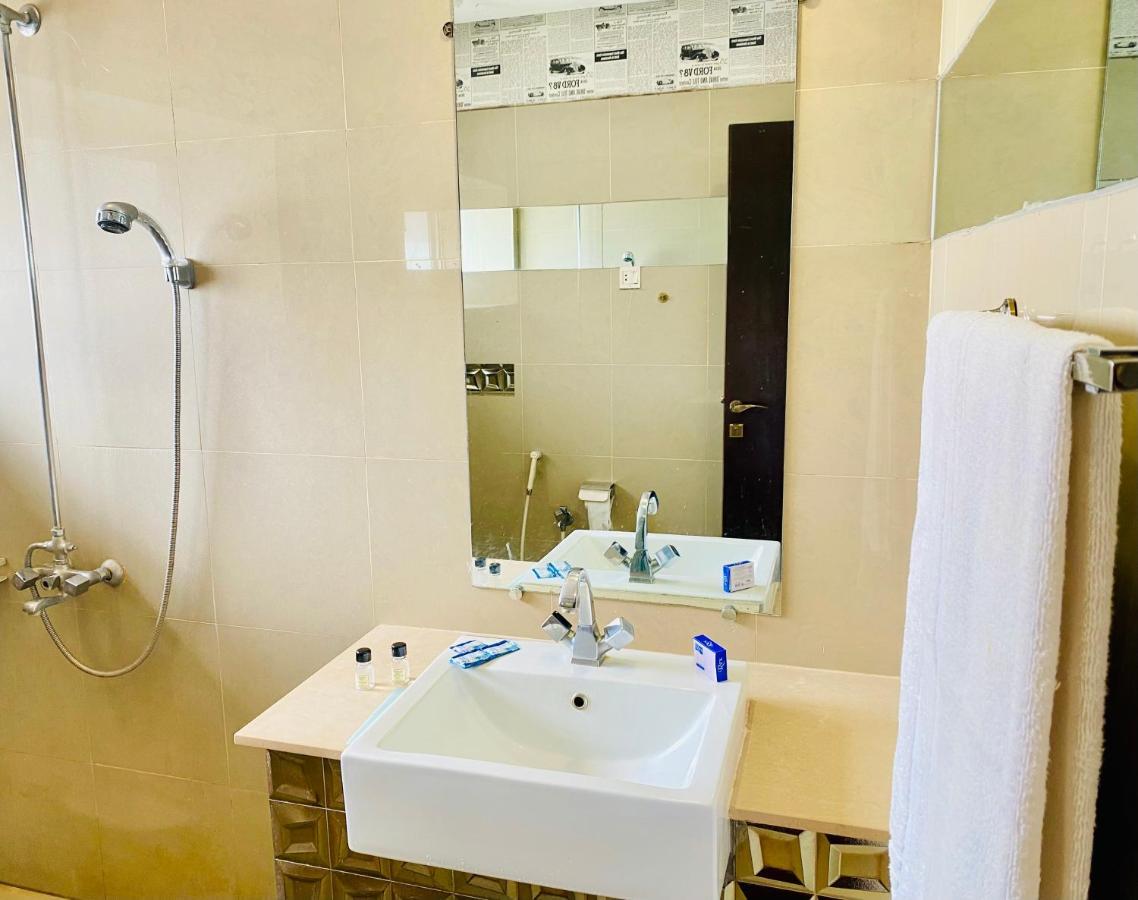 Hotel Royal One Multan Bagian luar foto