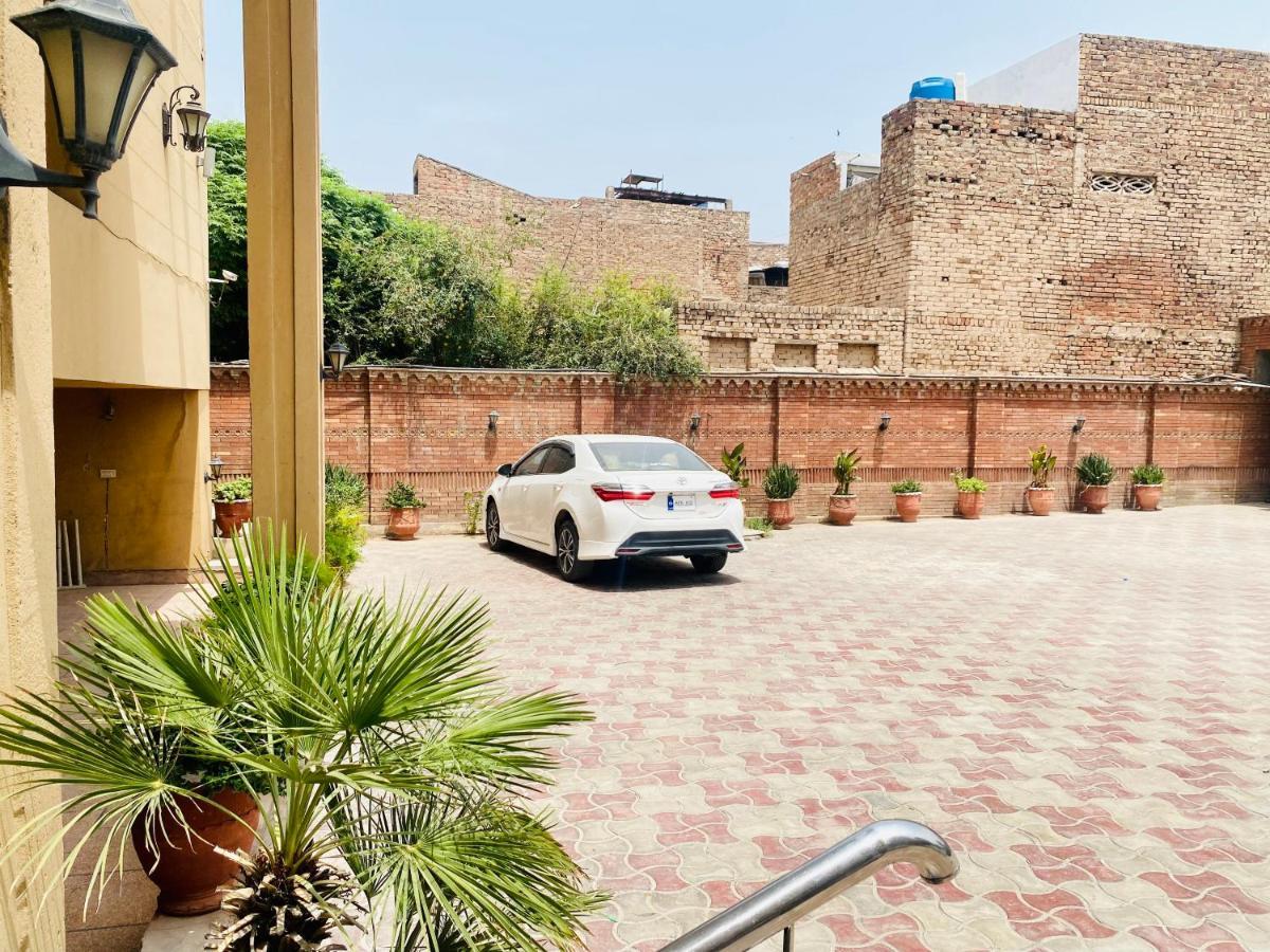 Hotel Royal One Multan Bagian luar foto