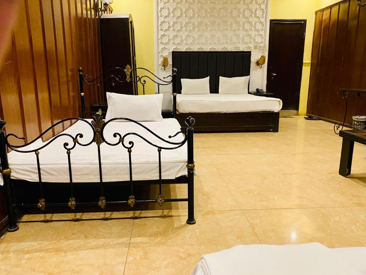 Hotel Royal One Multan Bagian luar foto