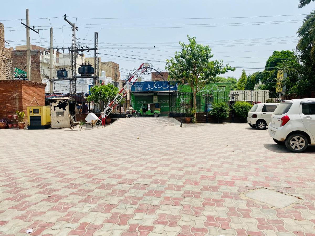 Hotel Royal One Multan Bagian luar foto