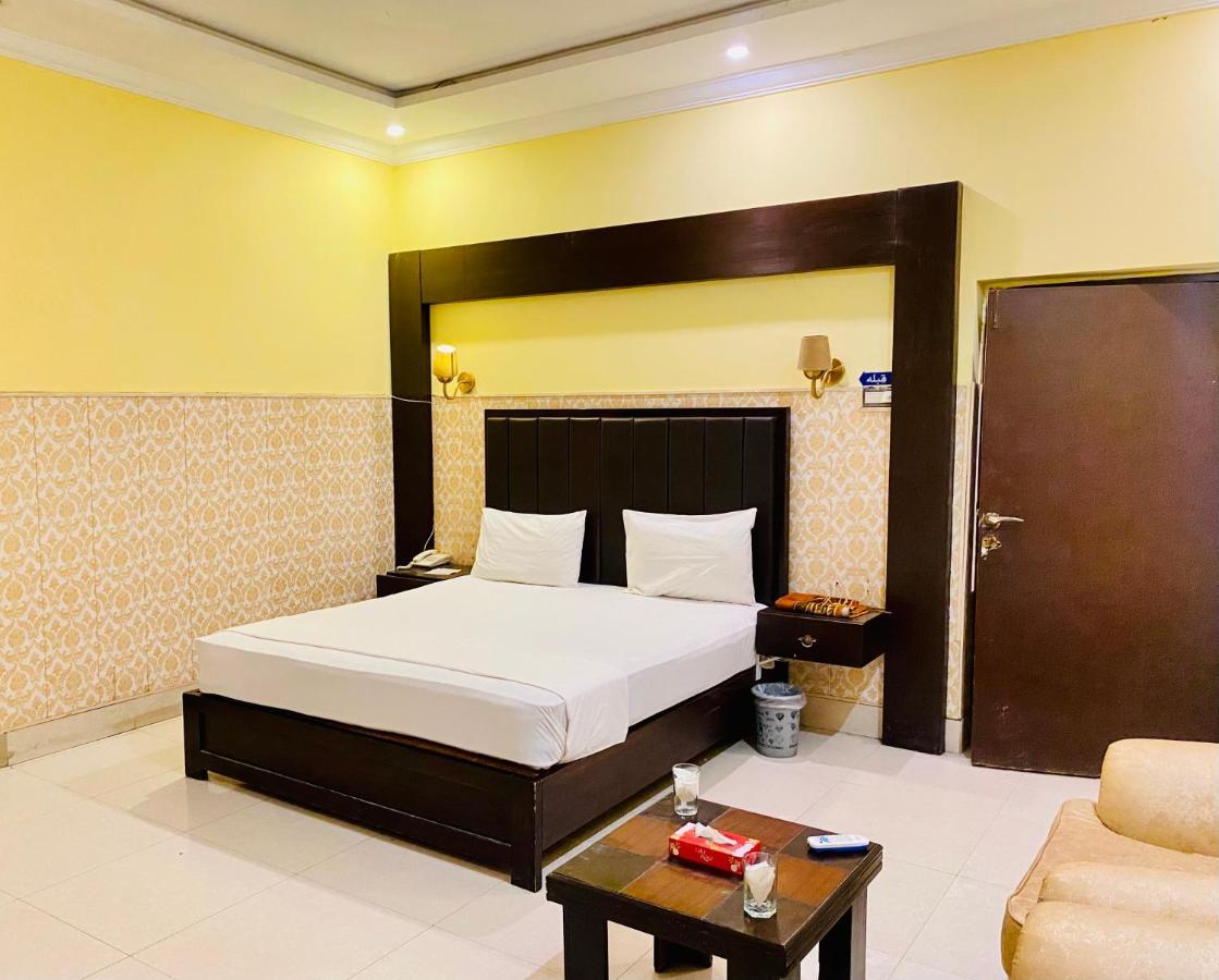 Hotel Royal One Multan Bagian luar foto