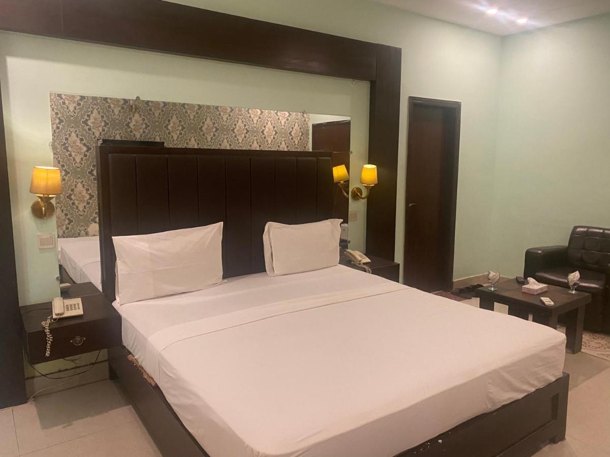 Hotel Royal One Multan Bagian luar foto