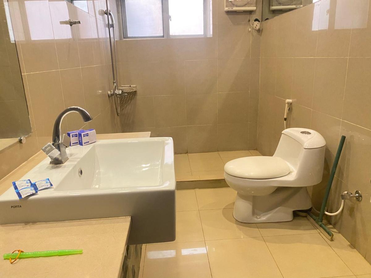 Hotel Royal One Multan Bagian luar foto