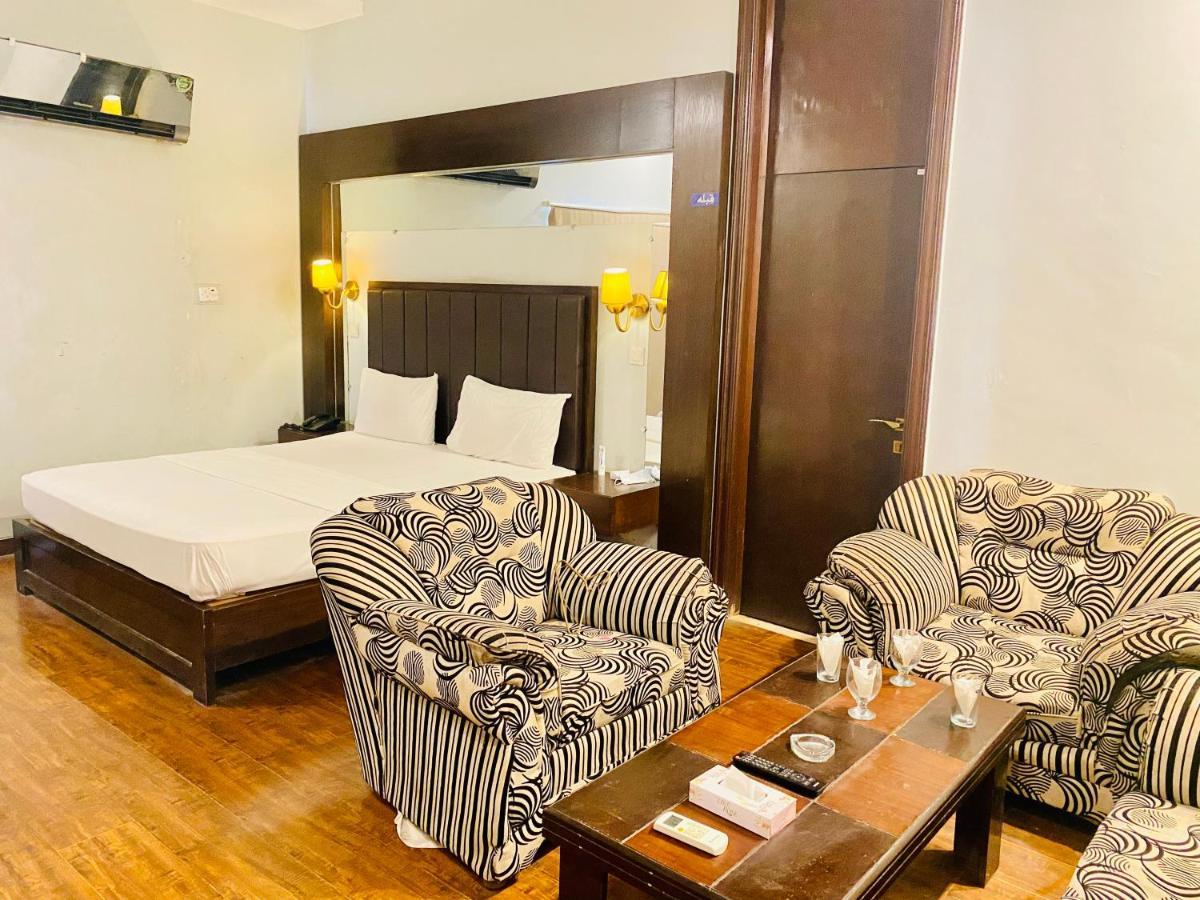 Hotel Royal One Multan Bagian luar foto