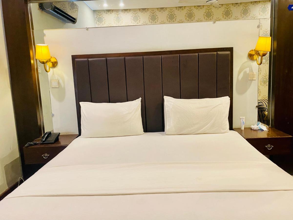 Hotel Royal One Multan Bagian luar foto