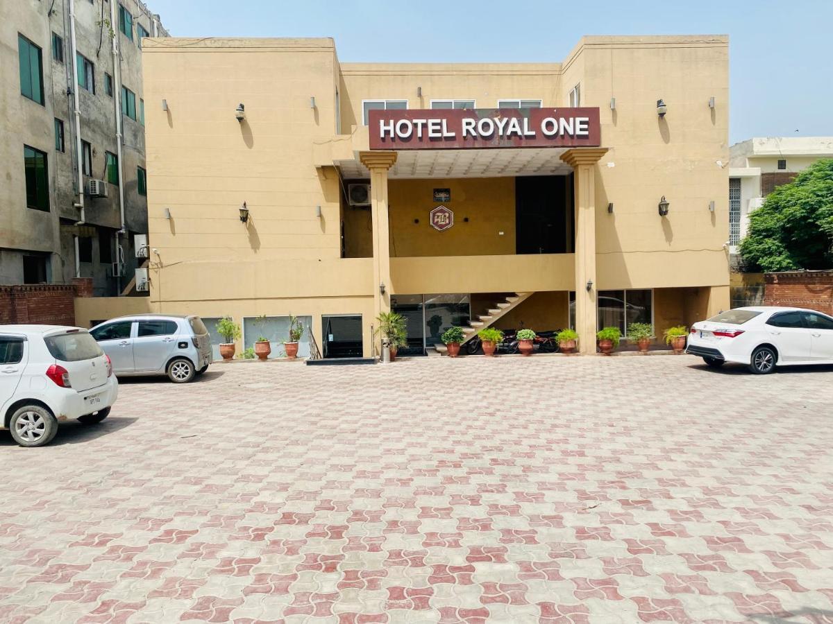 Hotel Royal One Multan Bagian luar foto