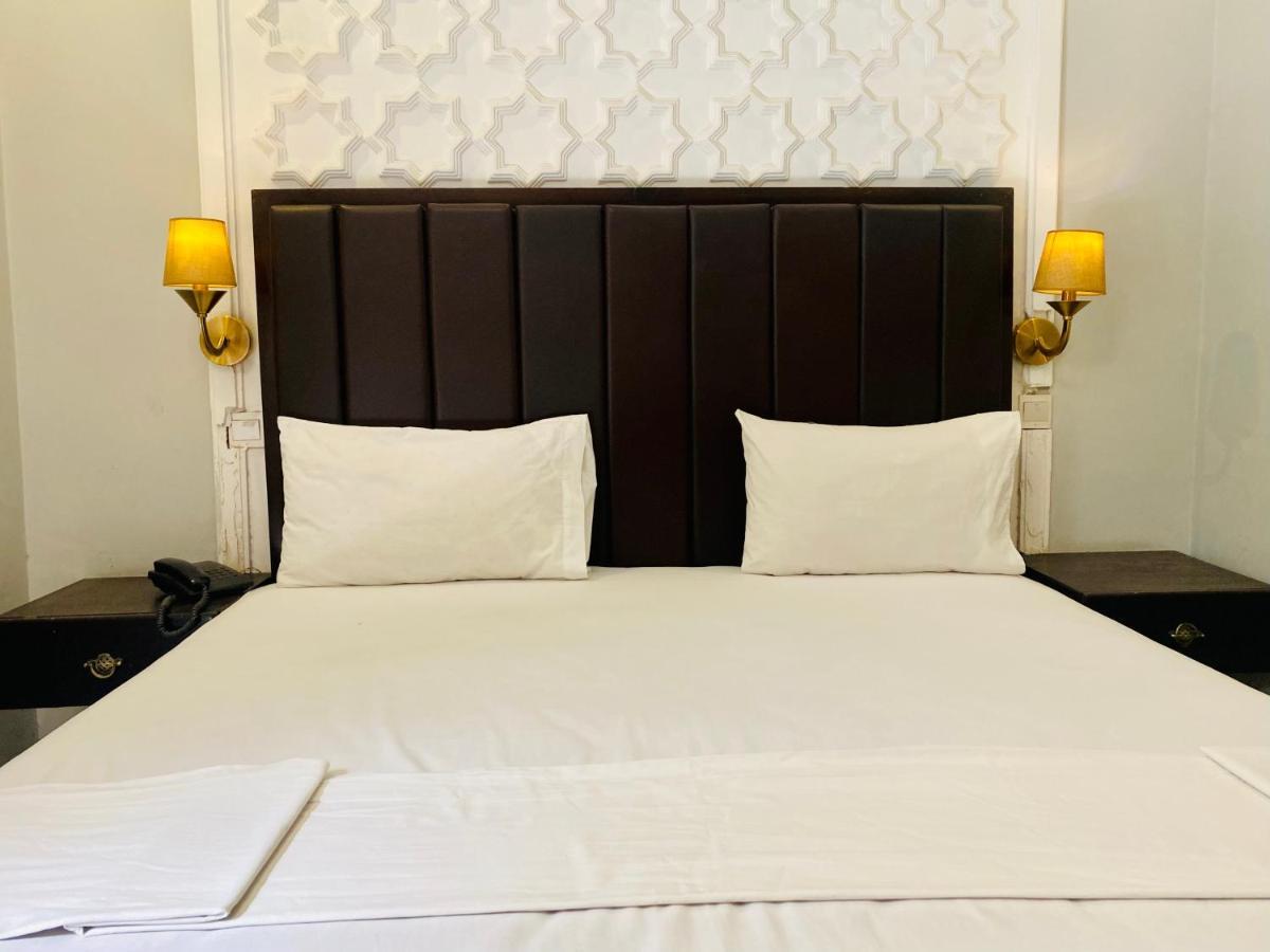 Hotel Royal One Multan Bagian luar foto