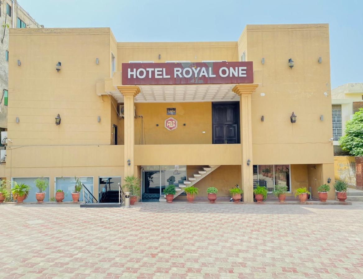 Hotel Royal One Multan Bagian luar foto