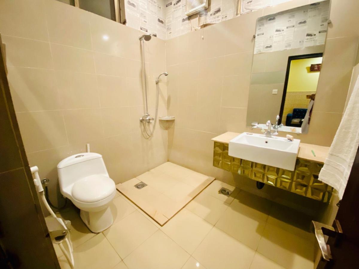 Hotel Royal One Multan Bagian luar foto